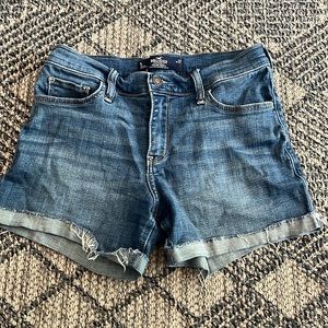 HOLLISTER- Mid rise shorts 5”